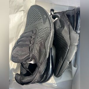 Nike womens AIR MAX 270